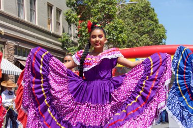 San Francisco, Ca - Mayıs 04, 2019: Mission Civarı Merkezleri 14. Geleneksel Cinco de Mayo kutlamasında kimliği belirsiz katılımcılar, Meksika ve Latin Amerika kültürlerinin en iyilerini sergilediler..
