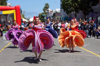 San Francisco, Ca - Mayıs 04, 2019: Mission Civarı Merkezleri 14. Geleneksel Cinco de Mayo kutlamasında kimliği belirsiz katılımcılar, Meksika ve Latin Amerika kültürlerinin en iyilerini sergilediler..