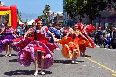 San Francisco, Ca - Mayıs 04, 2019: Mission Civarı Merkezleri 14. Geleneksel Cinco de Mayo kutlamasında kimliği belirsiz katılımcılar, Meksika ve Latin Amerika kültürlerinin en iyilerini sergilediler..