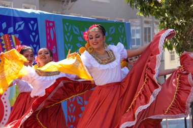 San Francisco, Ca - Mayıs 04, 2019: Mission Civarı Merkezleri 14. Geleneksel Cinco de Mayo kutlamasında kimliği belirsiz katılımcılar, Meksika ve Latin Amerika kültürlerinin en iyilerini sergilediler..