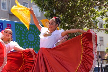 San Francisco, Ca - Mayıs 04, 2019: Mission Civarı Merkezleri 14. Geleneksel Cinco de Mayo kutlamasında kimliği belirsiz katılımcılar, Meksika ve Latin Amerika kültürlerinin en iyilerini sergilediler..