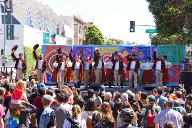 San Francisco, Ca - Mayıs 04, 2019: Mission Civarı Merkezleri 14. Geleneksel Cinco de Mayo kutlamasında kimliği belirsiz katılımcılar, Meksika ve Latin Amerika kültürlerinin en iyilerini sergilediler..