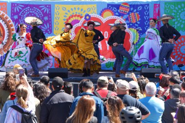 San Francisco, Ca - Mayıs 04, 2019: Mission Civarı Merkezleri 14. Geleneksel Cinco de Mayo kutlamasında kimliği belirsiz katılımcılar, Meksika ve Latin Amerika kültürlerinin en iyilerini sergilediler..
