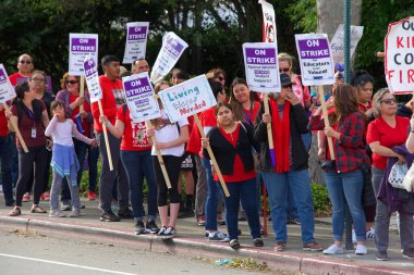 Union City, Ca - 22 Mayıs 2019: Öğretmenler ve öğrenciler protesto etmek için New Haven Okul Bölgesi Eğitim Hizmetleri Merkezi 'ne yürüdüler. New Haven Birleşik Okullarında ilk öğretmenler grev yaptı..