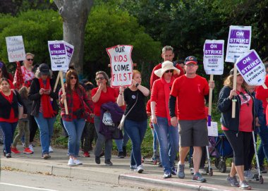 Union City, Ca - 22 Mayıs 2019: Öğretmenler ve öğrenciler protesto etmek için New Haven Okul Bölgesi Eğitim Hizmetleri Merkezi 'ne yürüdüler. New Haven Birleşik Okullarında ilk öğretmenler grev yaptı..