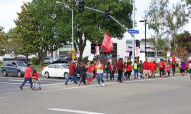 Union City, Ca - 22 Mayıs 2019: Öğretmenler ve öğrenciler protesto etmek için New Haven Okul Bölgesi Eğitim Hizmetleri Merkezi 'ne yürüdüler. New Haven Birleşik Okullarında ilk öğretmenler grev yaptı..