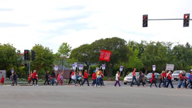 Union City, Ca - 22 Mayıs 2019: Öğretmenler ve öğrenciler protesto etmek için New Haven Okul Bölgesi Eğitim Hizmetleri Merkezi 'ne yürüdüler. New Haven Birleşik Okullarında ilk öğretmenler grev yaptı..