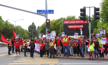Union City, Ca - 22 Mayıs 2019: Öğretmenler ve öğrenciler protesto etmek için New Haven Okul Bölgesi Eğitim Hizmetleri Merkezi 'ne yürüdüler. New Haven Birleşik Okulu 'ndaki ilk öğretmenler greve gitti..