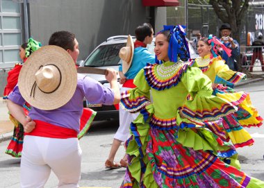 San Francisco, Ca - 25 Mayıs 2019: Mission District 'te düzenlenen 41. Geleneksel Karnaval Festivali' nin kimliği belirsiz katılımcıları..