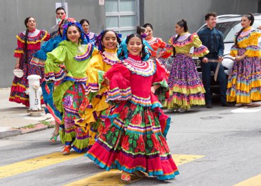 San Francisco, Ca - 25 Mayıs 2019: Mission District 'te düzenlenen 41. Geleneksel Karnaval Festivali' nin kimliği belirsiz katılımcıları..