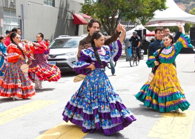 San Francisco, Ca - 25 Mayıs 2019: Mission District 'te düzenlenen 41. Geleneksel Karnaval Festivali' nin kimliği belirsiz katılımcıları..