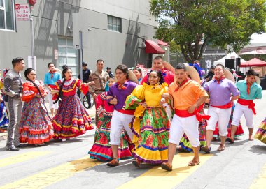 San Francisco, Ca - 25 Mayıs 2019: Mission District 'te düzenlenen 41. Geleneksel Karnaval Festivali' nin kimliği belirsiz katılımcıları..