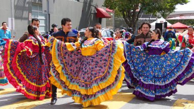 San Francisco, Ca - 25 Mayıs 2019: Mission District 'te düzenlenen 41. Geleneksel Karnaval Festivali' nin kimliği belirsiz katılımcıları..