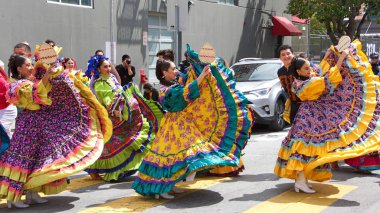 San Francisco, Ca - 25 Mayıs 2019: Mission District 'te düzenlenen 41. Geleneksel Karnaval Festivali' nin kimliği belirsiz katılımcıları..