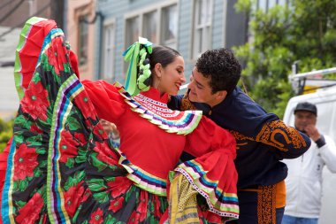 San Francisco, Ca - 25 Mayıs 2019: Mission District 'te düzenlenen 41. Geleneksel Karnaval Festivali' nin kimliği belirsiz katılımcıları..