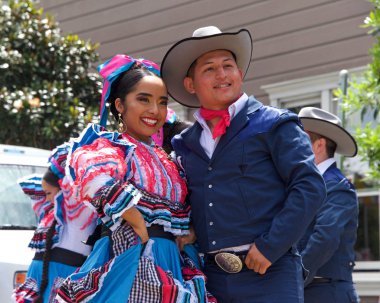 San Francisco, Ca - 25 Mayıs 2019: Mission District 'te düzenlenen 41. Geleneksel Karnaval Festivali' nin kimliği belirsiz katılımcıları..