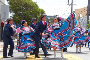 San Francisco, Ca - 25 Mayıs 2019: Mission District 'te düzenlenen 41. Geleneksel Karnaval Festivali' nin kimliği belirsiz katılımcıları..