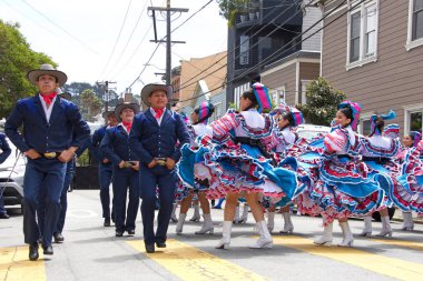 San Francisco, Ca - 25 Mayıs 2019: Mission District 'te düzenlenen 41. Geleneksel Karnaval Festivali' nin kimliği belirsiz katılımcıları..