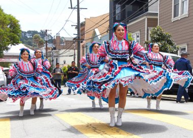 San Francisco, Ca - 25 Mayıs 2019: Mission District 'te düzenlenen 41. Geleneksel Karnaval Festivali' nin kimliği belirsiz katılımcıları..