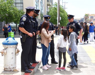 San Francisco, Ca - 25 Mayıs 2019: Mission Bölgesi 'nde düzenlenen 41. Karnaval Festivali' nde devriye gezen polis memurları, bu yıl 