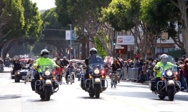 San Francisco, Ca - 26 Mayıs 2019: Mission Bölgesi 'nde düzenlenen 41. Geleneksel Karnaval Büyük Geçit Töreni' nin kimliği belirsiz katılımcıları..