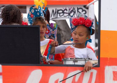 San Francisco, Ca - 26 Mayıs 2019: Mission Bölgesi 'nde düzenlenen 41. Geleneksel Karnaval Büyük Geçit Töreni' nin kimliği belirsiz katılımcıları..