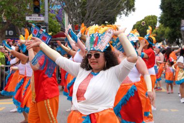 San Francisco, Ca - 26 Mayıs 2019: Mission Bölgesi 'nde düzenlenen 41. Geleneksel Karnaval Büyük Geçit Töreni' nin kimliği belirsiz katılımcıları..