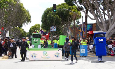 San Francisco, Ca - 26 Mayıs 2019: Mission Bölgesi 'nde düzenlenen 41. Geleneksel Karnaval Büyük Geçit Töreni' nin kimliği belirsiz katılımcıları..
