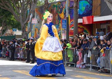 San Francisco, Ca - 26 Mayıs 2019: Mission Bölgesi 'nde düzenlenen 41. Geleneksel Karnaval Büyük Geçit Töreni' nin kimliği belirsiz katılımcıları..