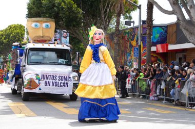 San Francisco, Ca - 26 Mayıs 2019: Mission Bölgesi 'nde düzenlenen 41. Geleneksel Karnaval Büyük Geçit Töreni' nin kimliği belirsiz katılımcıları..