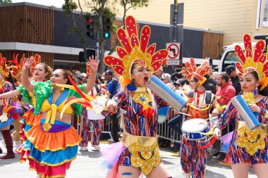 San Francisco, Ca - 26 Mayıs 2019: Mission Bölgesi 'nde düzenlenen 41. Geleneksel Karnaval Büyük Geçit Töreni' nin kimliği belirsiz katılımcıları..