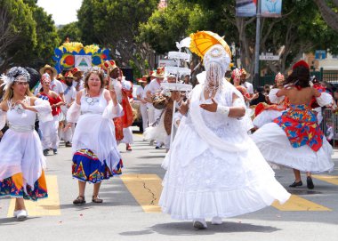 San Francisco, Ca - 26 Mayıs 2019: Mission Bölgesi 'nde düzenlenen 41. Geleneksel Karnaval Büyük Geçit Töreni' nin kimliği belirsiz katılımcıları..