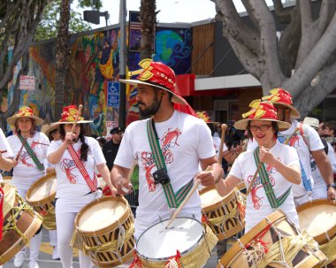 San Francisco, Ca - 26 Mayıs 2019: Mission Bölgesi 'nde düzenlenen 41. Geleneksel Karnaval Büyük Geçit Töreni' nin kimliği belirsiz katılımcıları..