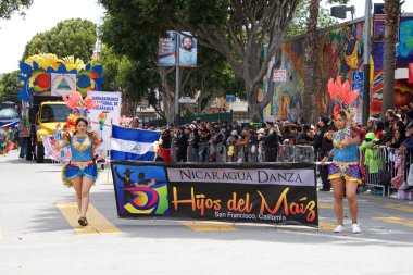 San Francisco, Ca - 26 Mayıs 2019: Mission Bölgesi 'nde düzenlenen 41. Geleneksel Karnaval Büyük Geçit Töreni' nin kimliği belirsiz katılımcıları..