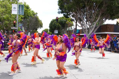 San Francisco, Ca - 26 Mayıs 2019: Mission Bölgesi 'nde düzenlenen 41. Geleneksel Karnaval Büyük Geçit Töreni' nin kimliği belirsiz katılımcıları..