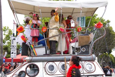 San Francisco, Ca - 26 Mayıs 2019: Mission Bölgesi 'nde düzenlenen 41. Geleneksel Karnaval Büyük Geçit Töreni' nin kimliği belirsiz katılımcıları..