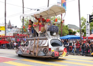 San Francisco, Ca - 26 Mayıs 2019: Mission Bölgesi 'nde düzenlenen 41. Geleneksel Karnaval Büyük Geçit Töreni' nin kimliği belirsiz katılımcıları..