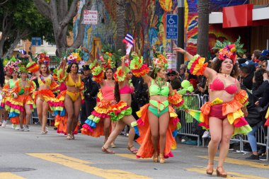 San Francisco, Ca - 26 Mayıs 2019: Mission Bölgesi 'nde düzenlenen 41. Geleneksel Karnaval Büyük Geçit Töreni' nin kimliği belirsiz katılımcıları..