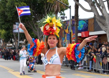 San Francisco, Ca - 26 Mayıs 2019: Mission Bölgesi 'nde düzenlenen 41. Geleneksel Karnaval Büyük Geçit Töreni' nin kimliği belirsiz katılımcıları..