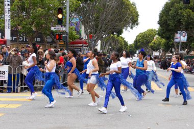 San Francisco, Ca - 26 Mayıs 2019: Mission Bölgesi 'nde düzenlenen 41. Geleneksel Karnaval Büyük Geçit Töreni' nin kimliği belirsiz katılımcıları..