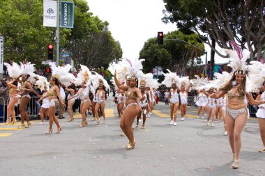 San Francisco, Ca - 26 Mayıs 2019: Mission Bölgesi 'nde düzenlenen 41. Geleneksel Karnaval Büyük Geçit Töreni' nin kimliği belirsiz katılımcıları..