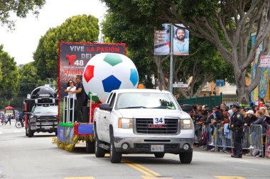 San Francisco, Ca - 26 Mayıs 2019: Mission Bölgesi 'nde düzenlenen 41. Geleneksel Karnaval Büyük Geçit Töreni' nin kimliği belirsiz katılımcıları..
