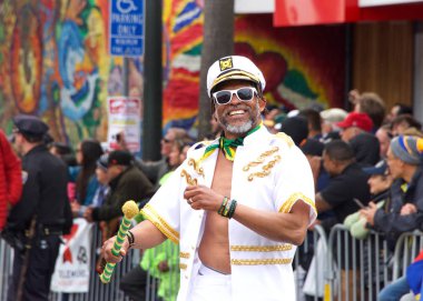 San Francisco, Ca - 26 Mayıs 2019: Mission Bölgesi 'nde düzenlenen 41. Geleneksel Karnaval Büyük Geçit Töreni' nin kimliği belirsiz katılımcıları..