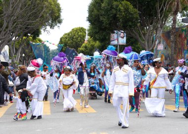 San Francisco, Ca - 26 Mayıs 2019: Mission Bölgesi 'nde düzenlenen 41. Geleneksel Karnaval Büyük Geçit Töreni' nin kimliği belirsiz katılımcıları..