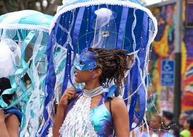 San Francisco, Ca - 26 Mayıs 2019: Mission Bölgesi 'nde düzenlenen 41. Geleneksel Karnaval Büyük Geçit Töreni' nin kimliği belirsiz katılımcıları..