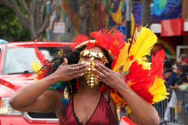 San Francisco, Ca - 26 Mayıs 2019: Mission Bölgesi 'nde düzenlenen 41. Geleneksel Karnaval Büyük Geçit Töreni' nin kimliği belirsiz katılımcıları..