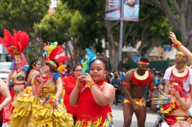 San Francisco, Ca - 26 Mayıs 2019: Mission Bölgesi 'nde düzenlenen 41. Geleneksel Karnaval Büyük Geçit Töreni' nin kimliği belirsiz katılımcıları..