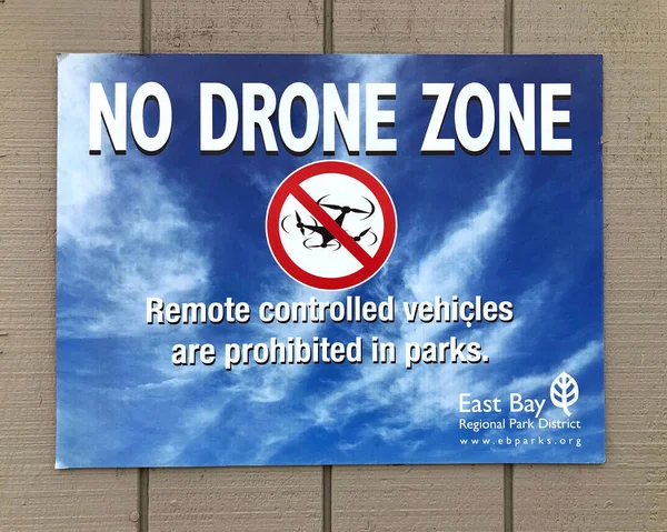 アラメダ 2019年3月19日 地元の公園にドローンゾーンの標識はありません アメリカ国内のどこにいても ドローンに関するFaa規制を遵守する必要があります — ストック写真