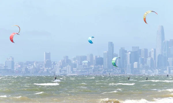 Alameda Abril 2019 Kite Surfers San Francisco Bay Windy Day — Fotografia de Stock