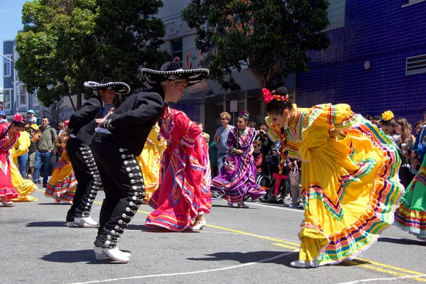 2019年5月4日 旧金山 第14届Cinco Mayo年度庆典的身份不明参与者 展示了墨西哥和拉丁美洲最优秀的文化 — 图库照片